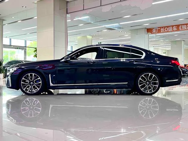 BMW 7 Series 2021 740Li Líder M Conjunto deportivo exterior foto 3