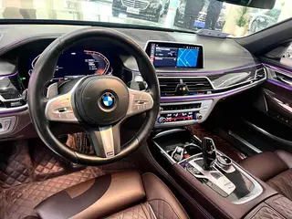 BMW 7 Series 2021 740Li Líder M Conjunto deportivo exterior foto 5