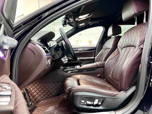 BMW 7 Series 2021 740Li Líder M Conjunto deportivo interior foto 6