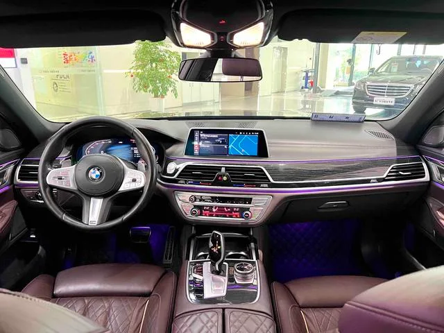 BMW 7 Series 2021 740Li Líder M Conjunto deportivo interior foto 7
