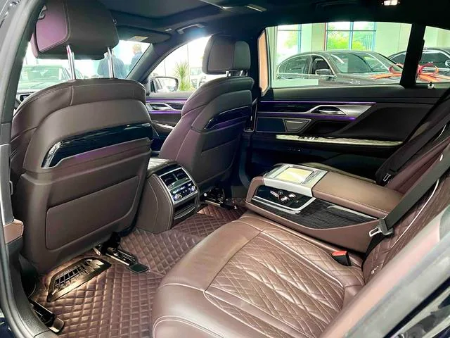 BMW 7 Series 2021 740Li Líder M Conjunto deportivo interior foto 8