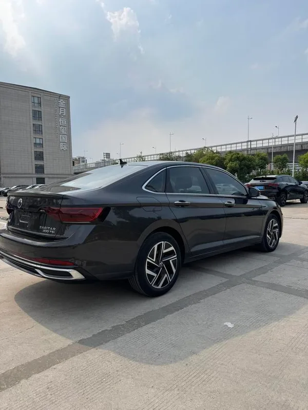 Volkswagen Sagitar 2023 300TSI DSG Premium Edition interior photo 7