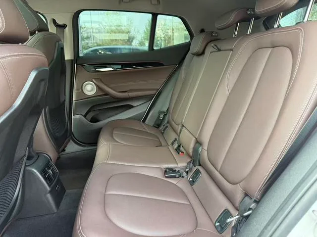 BMW X2 2023 sDrive25i M Edición nocturna deportiva interior foto 6