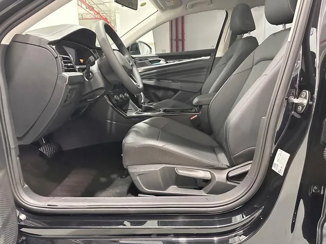 Volkswagen Passat 2024 280TSI Edición de negocios interior foto 15