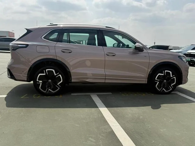 Volkswagen Tiguan L 2024 Pro 330TSI Two-wheel drive R-Line Intelligent Leading Edition exterior photo 4 Volkswagen Tiguan L 2024 Pro 330TSI Two-wheel drive R-Line Intelligent Leading Edition exterior photo 4