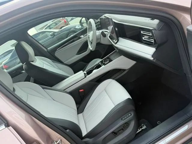 Volkswagen Tiguan L 2024 Pro 330TSI Two-wheel drive R-Line Intelligent Leading Edition interior photo 8 Volkswagen Tiguan L 2024 Pro 330TSI Two-wheel drive R-Line Intelligent Leading Edition interior photo 8