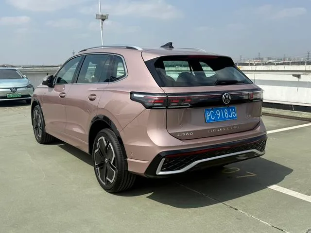 Volkswagen Tiguan L 2024 Pro 330TSI Two-wheel drive R-Line Intelligent Leading Edition interior photo 11 Volkswagen Tiguan L 2024 Pro 330TSI Two-wheel drive R-Line Intelligent Leading Edition interior photo 11