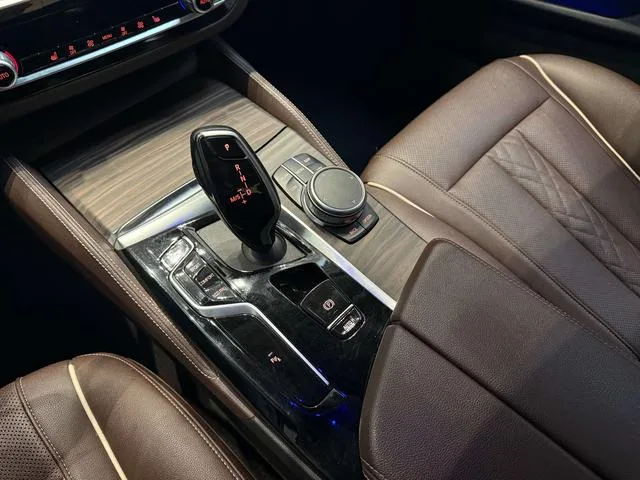 BMW 5 Series 2022 530Li Líder Traje de lujo exterior foto 8 BMW 5 Series 2022 530Li Líder Traje de lujo exterior foto 8
