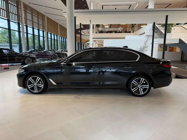 BMW 5 Series 2022 530Li Líder Traje de lujo interior foto 14 BMW 5 Series 2022 530Li Líder Traje de lujo interior foto 14