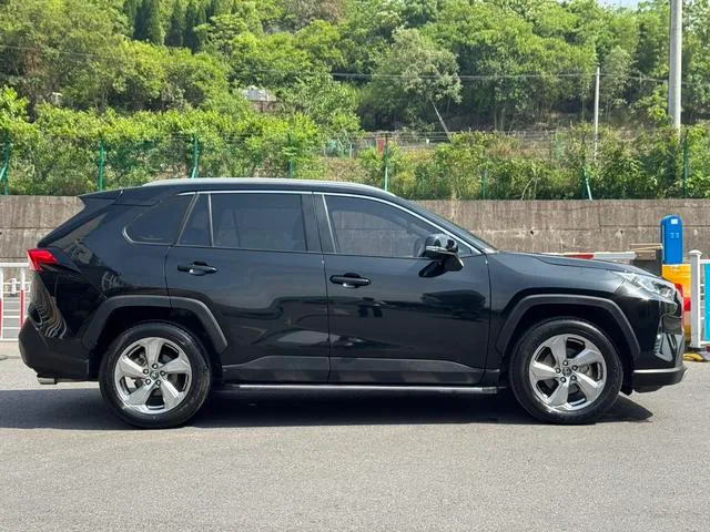 Toyota RAV4 2021 2.0L CVT Versión de lujo de tracción a dos ruedas exterior foto 4 Toyota RAV4 2021 2.0L CVT Versión de lujo de tracción a dos ruedas exterior foto 4