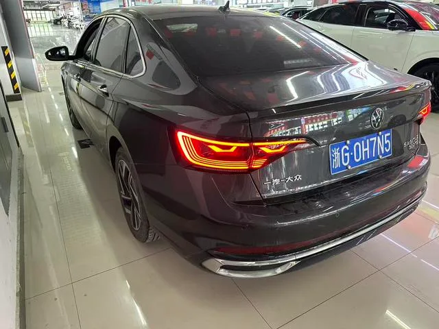 Volkswagen Sagitar 2023 300TSI DSG Versión más allá exterior foto 4