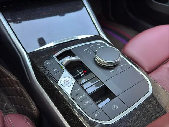 BMW 3 Series 2023 325Li M Conjunto deportivo interior foto 11 BMW 3 Series 2023 325Li M Conjunto deportivo interior foto 11