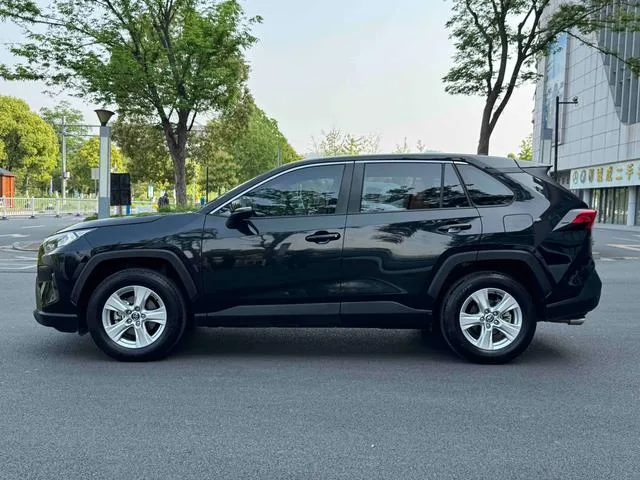 Toyota RAV4 2024 2.0L CVT Versión urbana de tracción en dos ruedas exterior foto 3