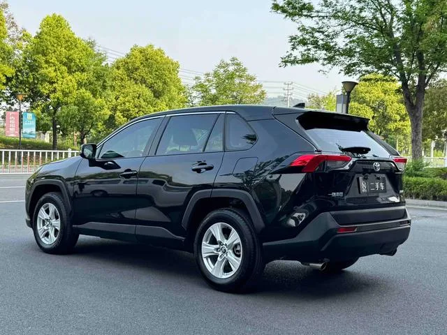 Toyota RAV4 2024 2.0L CVT Versión urbana de tracción en dos ruedas exterior foto 4