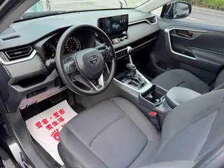 Toyota RAV4 2024 2.0L CVT Versión urbana de tracción en dos ruedas interior foto 11