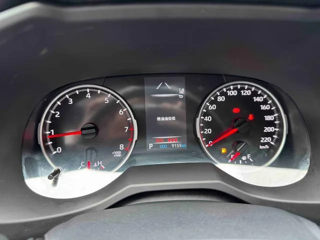 Toyota RAV4 2024 2.0L CVT Versión urbana de tracción en dos ruedas interior foto 13