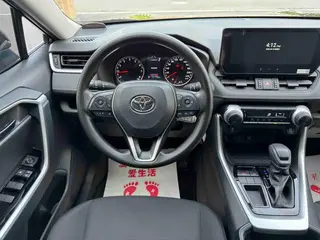 Toyota RAV4 2024 2.0L CVT Versión urbana de tracción en dos ruedas interior foto 15