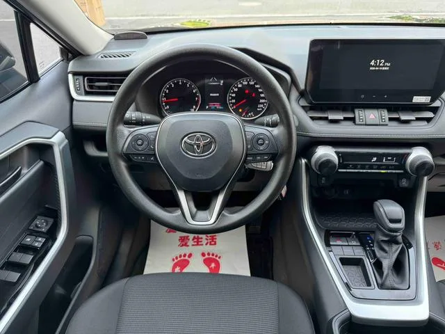 Toyota RAV4 2024 2.0L CVT Versión urbana de tracción en dos ruedas interior foto 15