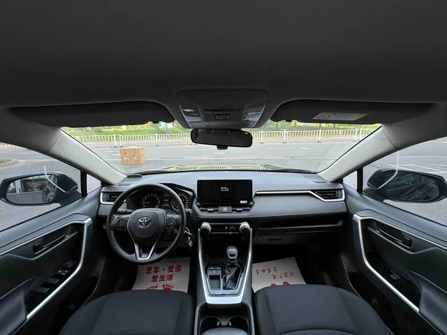 Toyota RAV4 2024 2.0L CVT Versión urbana de tracción en dos ruedas interior foto 16