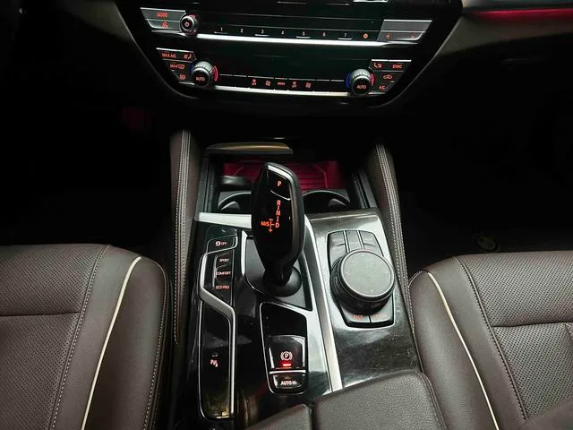 BMW 5 Series 2022 525Li M Sports suit interior photo 14 BMW 5 Series 2022 525Li M Sports suit interior photo 14