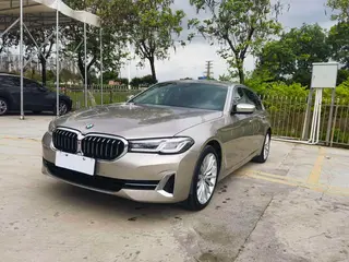 BMW 5 Series 2022 Segundo cambio 530Li Tipo de lujo Traje de lujo exterior foto 1 BMW 5 Series 2022 Segundo cambio 530Li Tipo de lujo Traje de lujo exterior foto 1