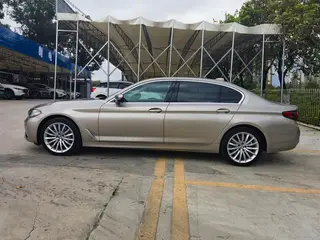BMW 5 Series 2022 Segundo cambio 530Li Tipo de lujo Traje de lujo exterior foto 8 BMW 5 Series 2022 Segundo cambio 530Li Tipo de lujo Traje de lujo exterior foto 8
