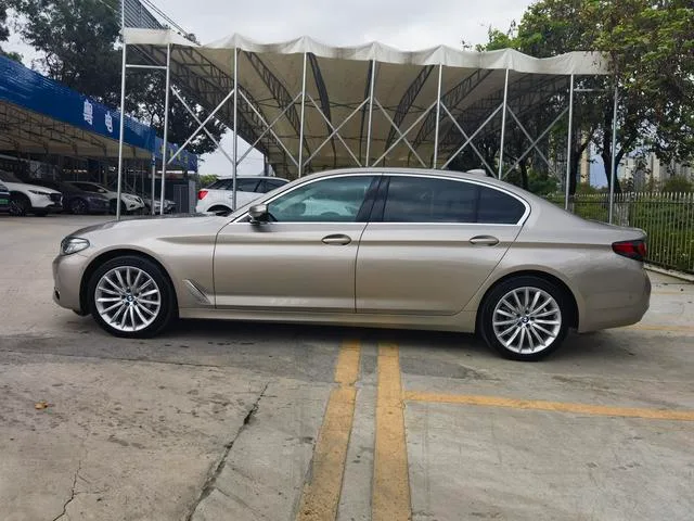 BMW 5 Series 2022 Segundo cambio 530Li Tipo de lujo Traje de lujo exterior foto 8 BMW 5 Series 2022 Segundo cambio 530Li Tipo de lujo Traje de lujo exterior foto 8