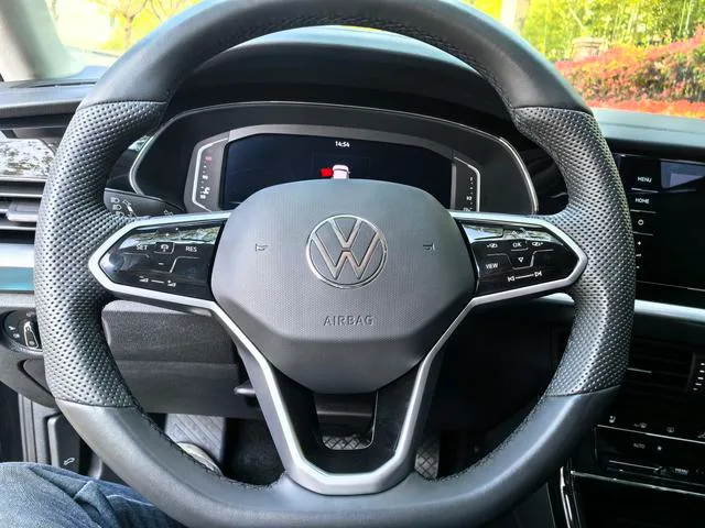 Volkswagen Passat 2024 380TSI Star Elite Edition interior photo 9