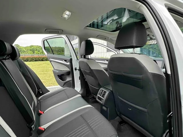 Volkswagen Golf 2023 280TSI DSG Pro intérieur photo 11 Volkswagen Golf 2023 280TSI DSG Pro intérieur photo 11