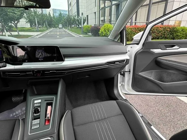 Volkswagen Golf 2023 280TSI DSG Pro intérieur photo 12 Volkswagen Golf 2023 280TSI DSG Pro intérieur photo 12
