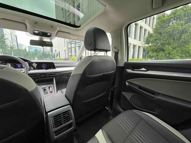 Volkswagen Golf 2023 280TSI DSG Pro intérieur photo 14 Volkswagen Golf 2023 280TSI DSG Pro intérieur photo 14