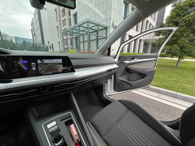 Volkswagen Golf 2023 280TSI DSG Pro intérieur photo 18 Volkswagen Golf 2023 280TSI DSG Pro intérieur photo 18