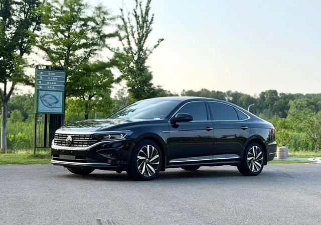 Volkswagen Passat 2022 380TSI Versión principal exterior foto 1 Volkswagen Passat 2022 380TSI Versión principal exterior foto 1