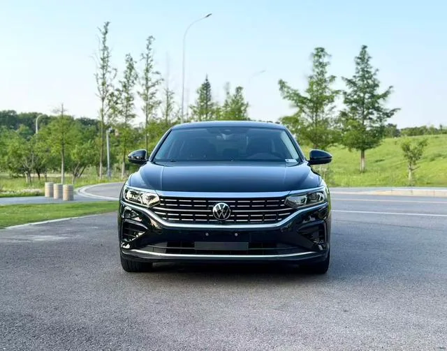 Volkswagen Passat 2022 380TSI Versión principal exterior foto 2 Volkswagen Passat 2022 380TSI Versión principal exterior foto 2