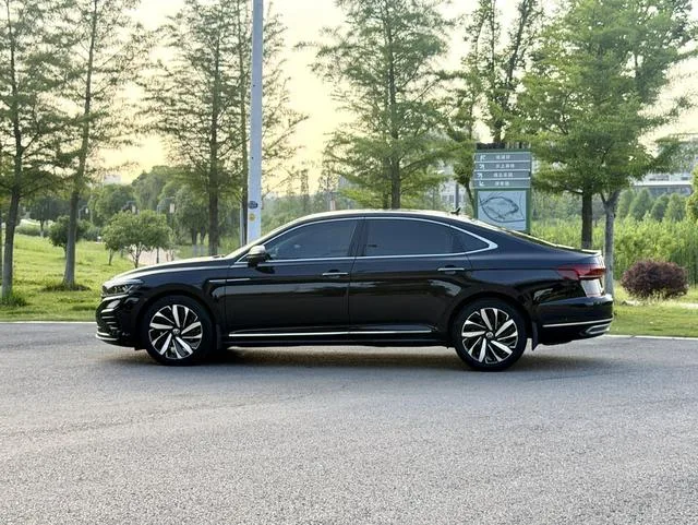 Volkswagen Passat 2022 380TSI Versión principal exterior foto 3 Volkswagen Passat 2022 380TSI Versión principal exterior foto 3