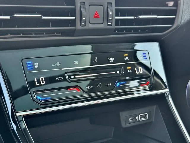 Volkswagen Passat 2022 380TSI Versión principal interior foto 12 Volkswagen Passat 2022 380TSI Versión principal interior foto 12