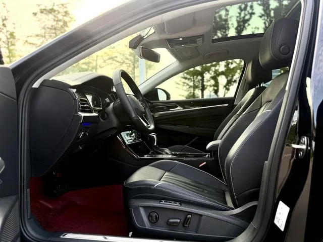 Volkswagen Passat 2022 380TSI Versión principal interior foto 14 Volkswagen Passat 2022 380TSI Versión principal interior foto 14