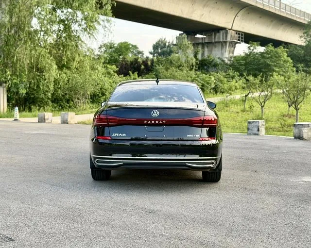 Volkswagen Passat 2022 380TSI Versión principal interior foto 18 Volkswagen Passat 2022 380TSI Versión principal interior foto 18