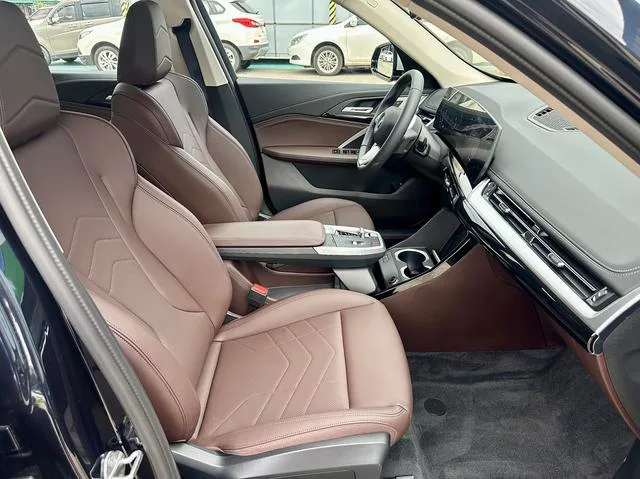 BMW X1 2025 sDrive25Li X Traje de diseño interior foto 12 BMW X1 2025 sDrive25Li X Traje de diseño interior foto 12
