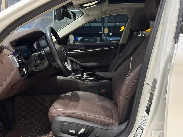 BMW 5 Series 2022 Reforma 525Li Traje de lujo interior foto 14