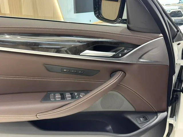 BMW 5 Series 2022 Reforma 525Li Traje de lujo interior foto 16