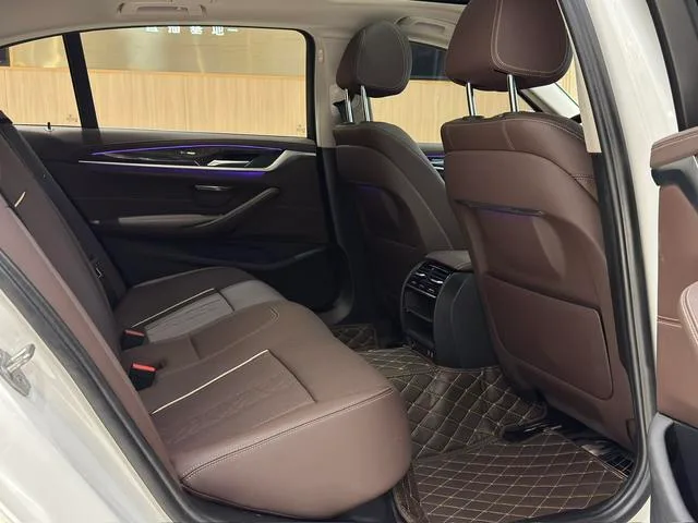 BMW 5 Series 2022 Reforma 525Li Traje de lujo interior foto 18