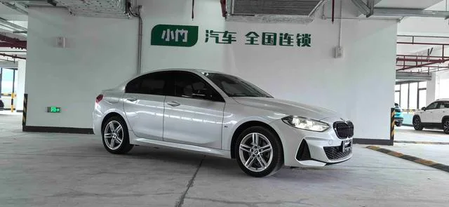 BMW 1 Series 2021 120i M Edición nocturna deportiva exterior foto 3