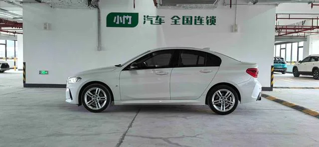 BMW 1 Series 2021 120i M Edición nocturna deportiva exterior foto 5