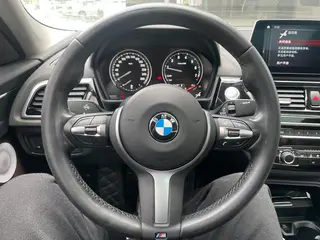 BMW 1 Series 2021 120i M Edición nocturna deportiva interior foto 12