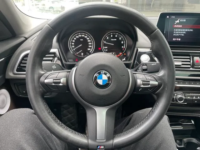 BMW 1 Series 2021 120i M Edición nocturna deportiva interior foto 12