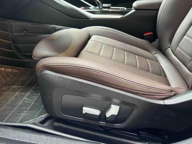 BMW 3 Series 2021 325Li M Conjunto deportivo interior foto 13 BMW 3 Series 2021 325Li M Conjunto deportivo interior foto 13