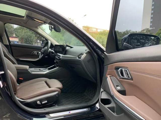 BMW 3 Series 2023 325i M Sports suit interior photo 15 BMW 3 Series 2023 325i M Sports suit interior photo 15
