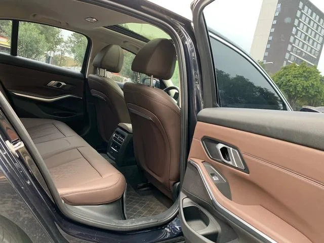 BMW 3 Series 2023 325i M Sports suit interior photo 16 BMW 3 Series 2023 325i M Sports suit interior photo 16