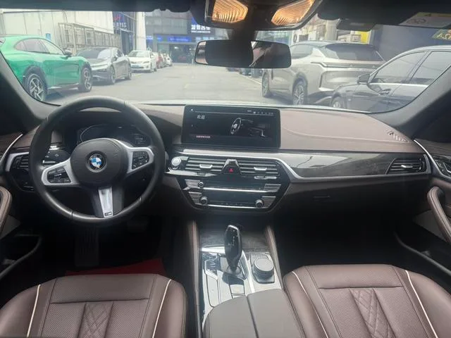 BMW 5 Series 2022 525Li M Спортивный костюм экстерьер фото 4 BMW 5 Series 2022 525Li M Спортивный костюм экстерьер фото 4